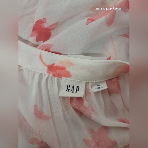 GAP Top M White Pink Coral Short Cuffed Sleeve V Neck Flowy No Stretch Fabric - Picture 4 of 5